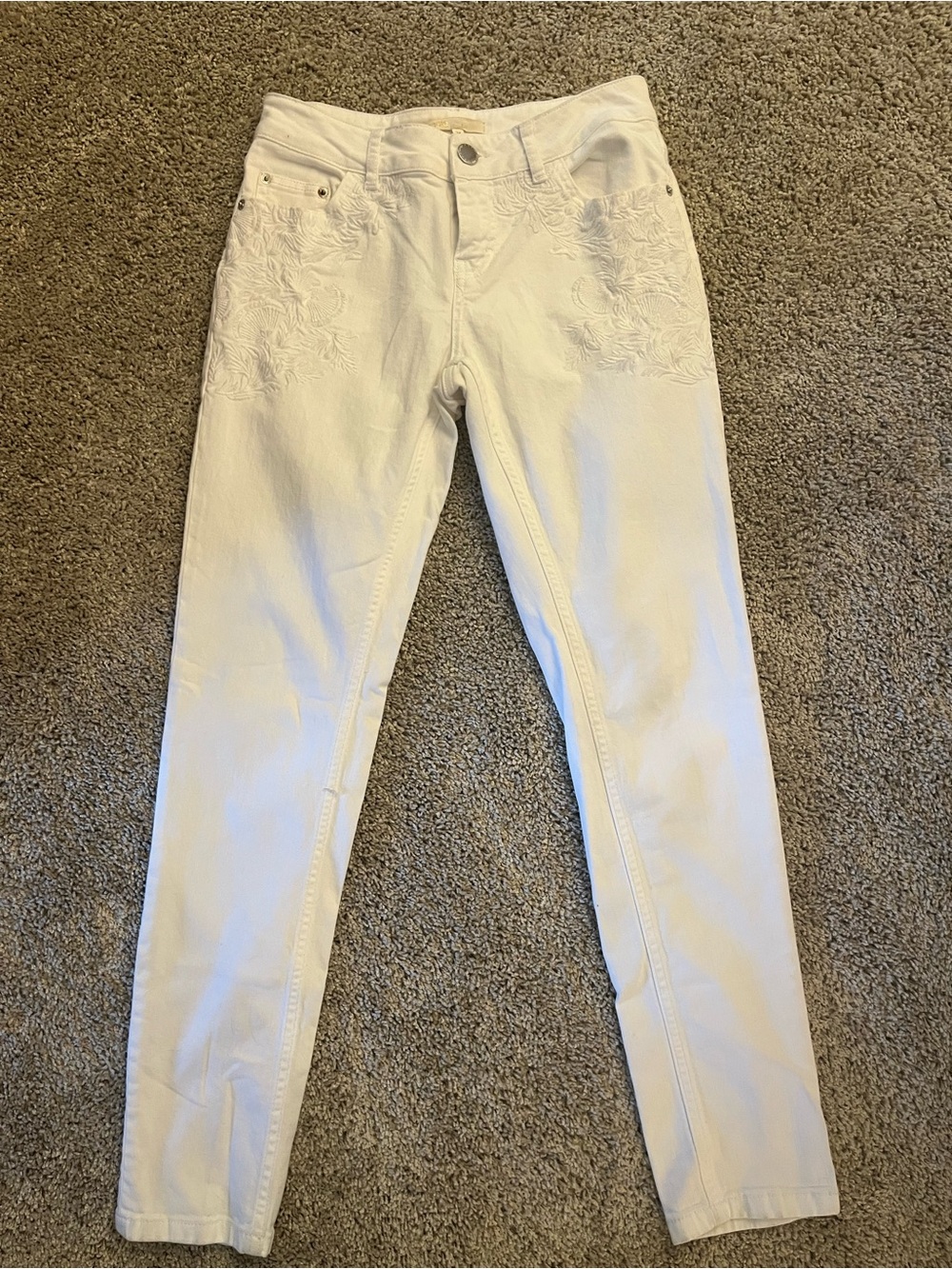 Maje white skinny jeans. floral embroidery at the hips. Classic 5 pocket styling